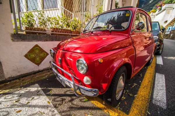 Positano, Itália - Novembro de 2018: rua antiga e acolhedora na cidade de Positano, Campânia, Itália — Fotografia de Stock