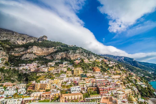 Vista sobre a cidade acolhedora e fofa Positano na Costa Amalfitana, Itália . — Fotografia de Stock