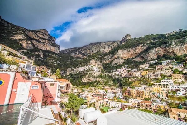 Vista sobre a cidade acolhedora e fofa Positano na Costa Amalfitana, Itália . — Fotografia de Stock