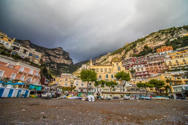 Vista sobre a cidade acolhedora e fofa Positano na Costa Amalfitana, Itália . — Fotografia de Stock