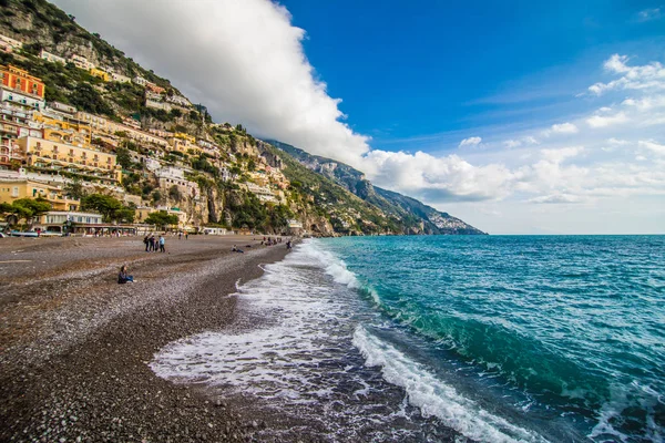 Panoramatický pohled na pláž s barevné budovy Positano, Itálie. — Stock fotografie