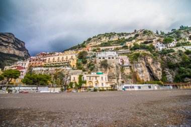 Panoramik plaj renkli binalar, Positano, İtalya.