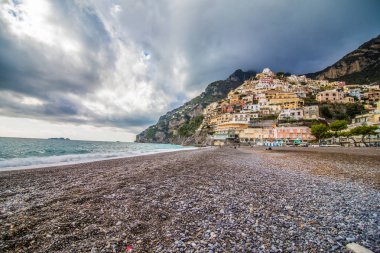 Panoramik plaj renkli binalar, Positano, İtalya.