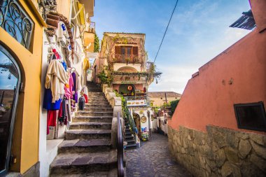 Positano, İtalya - Kasım, 2018: Güzel evler ve Positano shore street. Amalfi coast, İtalya