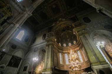 Naples, İtalya - Kasım, 2018: İç mekanlar ve ayrıntılarını barroco Kilisesi Gesu Nuovo Napoli, İtalya.