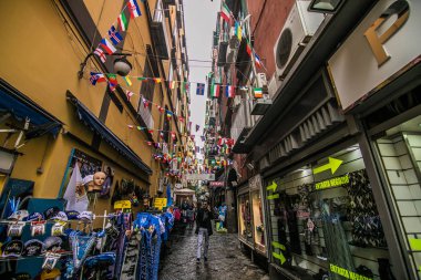 Naples, İtalya - Kasım, 2018: Klasik romantik küçük sokak Napoli, İtalya'nın tarihi merkezinde. Napoli olduğunu İtalya üçüncü büyük şehirde yaklaşık 1 milyon sakinleri ile