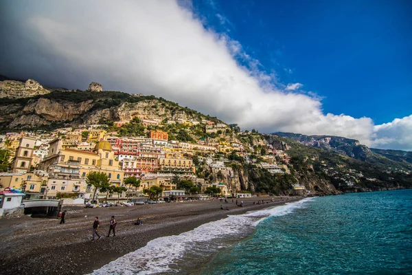 Panoramiczny widok na plażę z kolorowe budynki, Positano, Włochy. — Zdjęcie stockowe