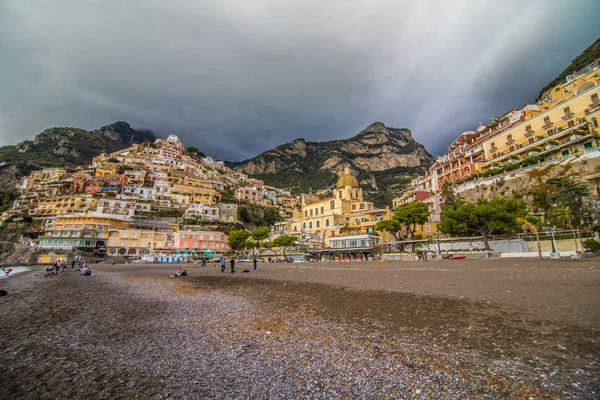 Vista sobre a cidade acolhedora e fofa Positano na Costa Amalfitana, Itália . — Fotografia de Stock