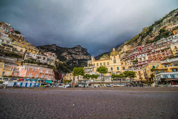 Vista de la acogedora y linda ciudad Positano en la costa de Amalfi, Italia . —  Fotos de Stock