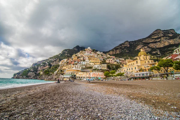 Panoramik plaj renkli binalar, Positano, İtalya. — Stok fotoğraf