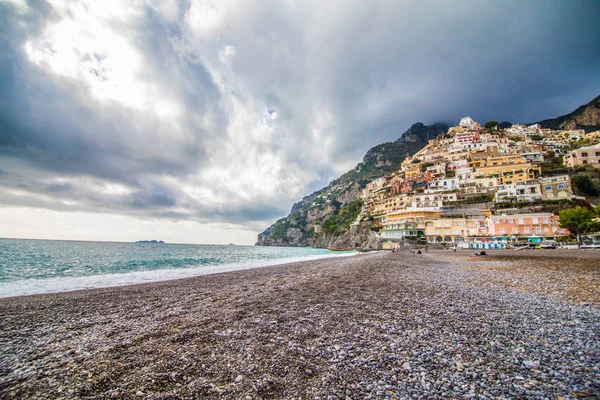 Panoramik plaj renkli binalar, Positano, İtalya. — Stok fotoğraf