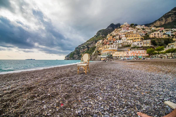Vista panorámica de la playa con coloridos edificios de Positano, Italia . —  Fotos de Stock