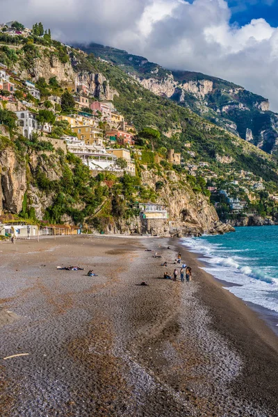 Vista panorâmica da praia com edifícios coloridos de Positano, Itália . — Fotografia de Stock