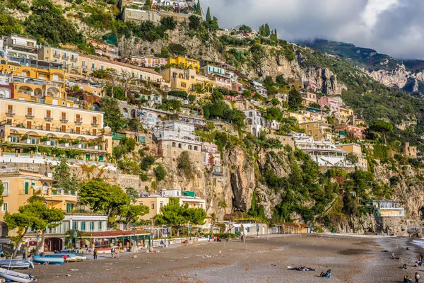 Positano, İtalya - Kasım, 2018: Güzel evler ve Positano shore street. Amalfi coast, İtalya — Stok fotoğraf