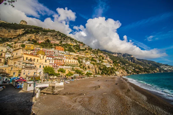 Positano, Italie - Novembre, 2018 : Belles maisons et rue à Positano rive. Côte amalfitaine, Italie — Photo