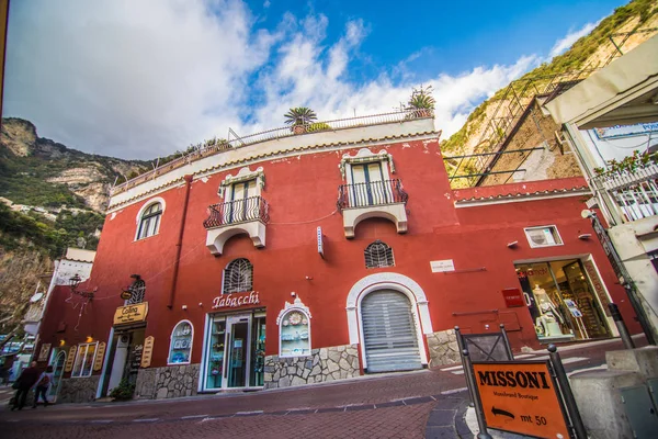 Positano, Italie - Novembre, 2018 : Belles maisons et rue à Positano rive. Côte amalfitaine, Italie — Photo