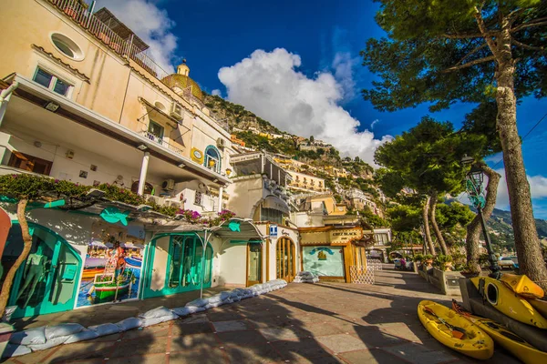 Positano, Itália - novembro de 2018: Belas casas e ruas na costa de Positano. Costa Amalfitana, Itália — Fotografia de Stock
