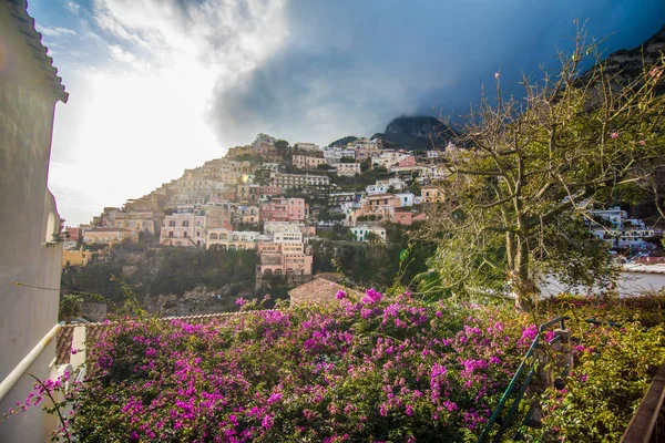 Positano, İtalya - Kasım, 2018: Güzel evler ve Positano shore street. Amalfi coast, İtalya — Stok fotoğraf
