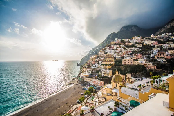 Prachtig panoramisch uitzicht op zee en Positano, Italië — Stockfoto