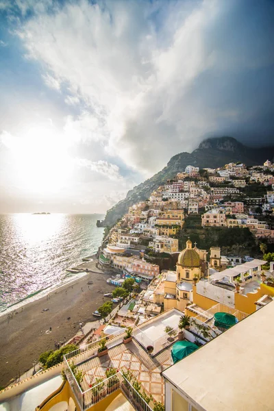 Prachtig panoramisch uitzicht op zee en Positano, Italië — Stockfoto