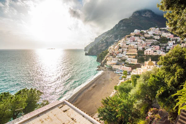 Prachtig panoramisch uitzicht op zee en Positano, Italië — Stockfoto