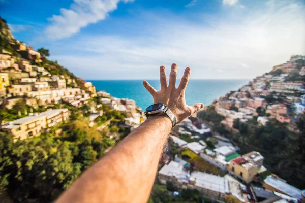 Az ember keze előtt Positano part szépség megtekintése — Stock Fotó
