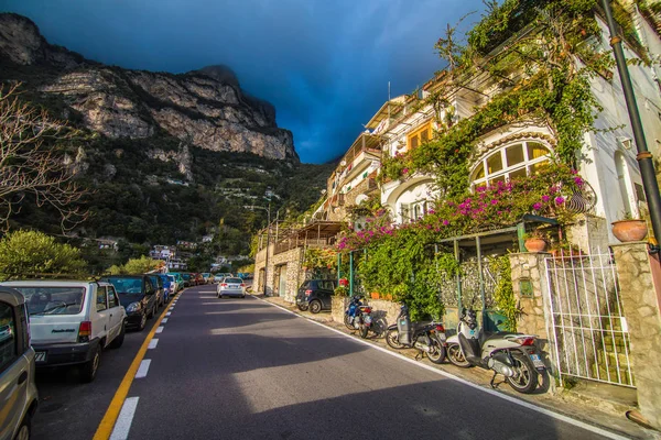 Positano, Itália - Novembro de 2018: Vista da rua principal em um dia ensolarado ao longo da Costa Amalfitana em Positano, Itália — Fotografia de Stock