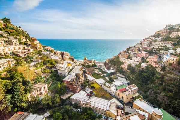 Positano, Italia - Noviembre de 2018: Vista de la calle principal en un día soleado a lo largo de la costa de Amalfi en Positano, Italia —  Fotos de Stock
