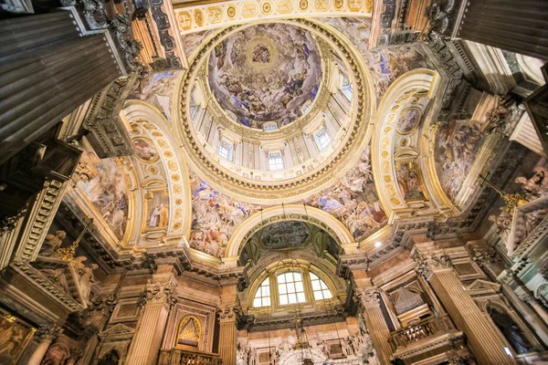 Неаполь, Італія - листопад, 2018: Інтер'єри та деталі barroco церкви в Неаполі, Італія, Нуово Gesu. — стокове фото