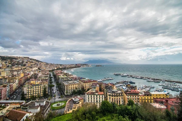 Vue de Naples, vue sur le port dans le golfe de Naples et le Vésuve. La province de Campanie. Italie . — Photo