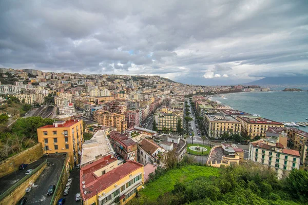 Vue de Naples, vue sur le port dans le golfe de Naples et le Vésuve. La province de Campanie. Italie . — Photo