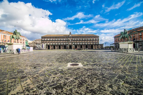Naples, Italië - November, 2018: Kerk van St. Francis op de Piazza del Plebiscito in Napels, Italië — Stockfoto