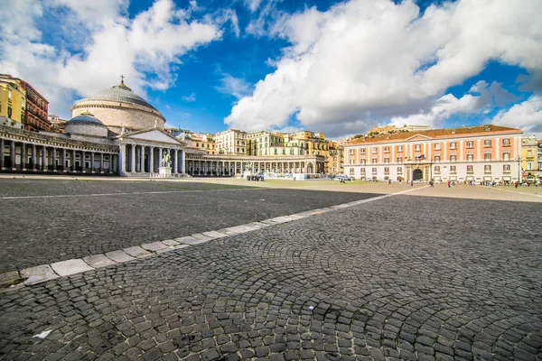 Napoli, Italia - novembre 2018: Chiesa di San Francesco in Piazza del Plebiscito a Napoli — Foto Stock