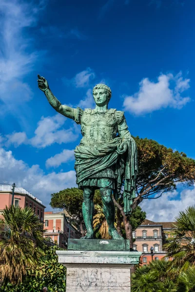 Nápoles, Italia - Noviembre de 2018: Calle Napoli en los días soleados . —  Fotos de Stock