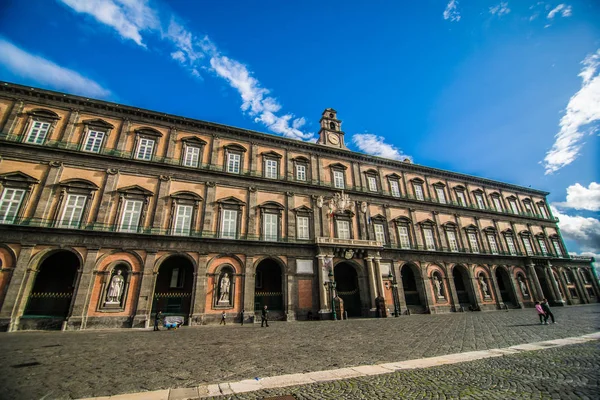 Naples, Italië - November, 2018: Napoli straat op de zonnige dagen. — Stockfoto