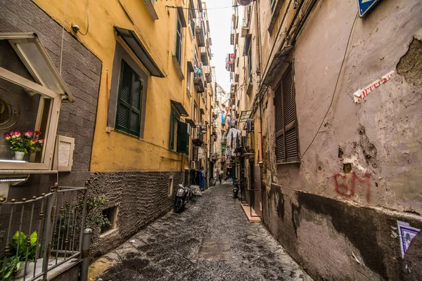 NAPLES, ITALIA - Noviembre, 2018: Pequeña calle romántica clásica en el centro histórico de Nápoles, Italia. Nápoles es la tercera ciudad más grande de Italia con alrededor de 1 millón de residentes — Foto de Stock