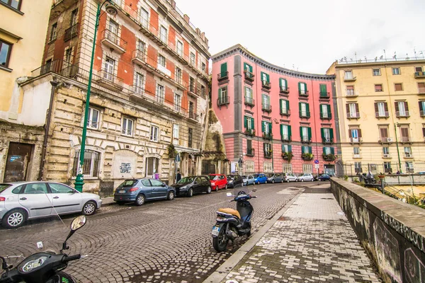 NAPLES, ITALIA - Noviembre, 2018: Pequeña calle romántica clásica en el centro histórico de Nápoles, Italia. Nápoles es la tercera ciudad más grande de Italia con alrededor de 1 millón de residentes — Foto de Stock