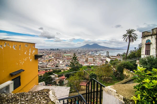 NAPLES, ITALIE - novembre 2018 : Vue du château de Sant'Elmo à Naples. Naples est l'une des villes les plus densément peuplées d'Europe . — Photo