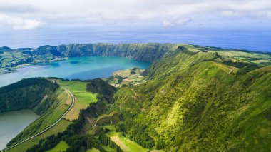San Miguel adasında Sete Cidades volkanik kraterler Boca inferno göllerin havadan görünümü, Azores, Portekiz