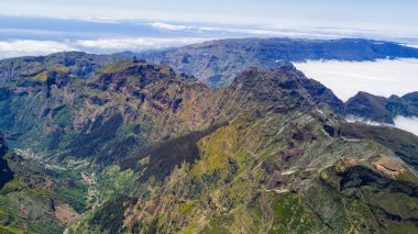 Pico do Arieiro'nun en iyi manzarası Madeira adasının en yüksek zirvelerinden biridir. Pico do Arieiro'dan Pico Ruivo'ya yürüyüş parkuru.