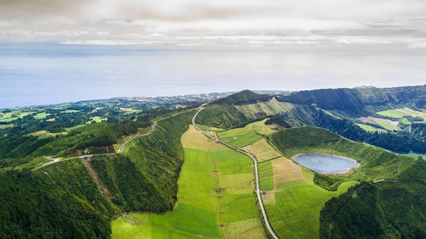 Yedi Şehirler Gölü Güzel Drone görünümü, Boca Gelen Lagoa das Sete Cidades Sao Miguel Adası, Azores, Portekiz Cehennem bakış açısı yapmak