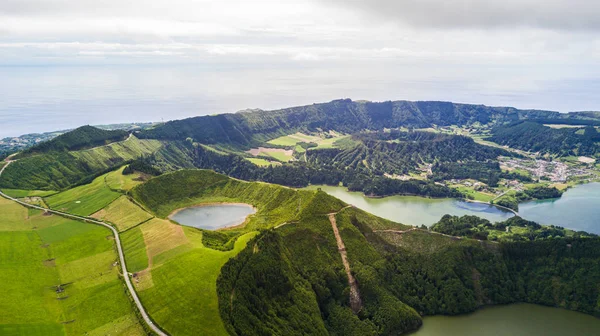 Yedi Şehirler Gölü Güzel Drone görünümü, Boca Gelen Lagoa das Sete Cidades Sao Miguel Adası, Azores, Portekiz Cehennem bakış açısı yapmak