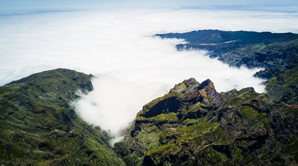 Oben Blick auf pico ruivo und pico do areeiro Berggipfel in Madeira, Portugal — Stockfoto
