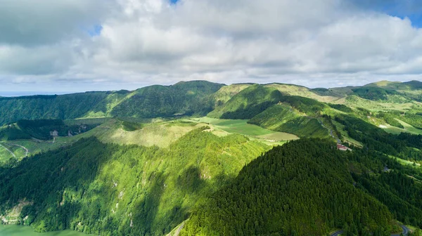 Yanardağ ve çevresindeki yeşil alanların doğal manzara üzerinde havadan görünümü. Özel bir zemin şekli. İnsansız hava aracından en iyi görüntü. Azoradaları, Sao Miguel, Portekiz.