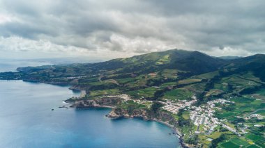 Kayalıklarla ve Azores, Portekiz sahilinde koyları havadan görünümü.