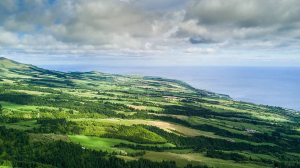 Luftaufnahme der malerischen Landschaft des Vulkans und der grünen Felder drumherum. besondere Form des Bodens. Draufsicht aus der Drohne. Azoren, sao miguel, portugal. — Stockfoto