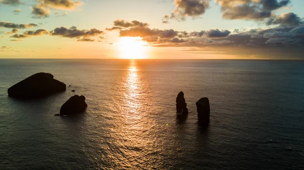 Vista aérea do pôr do sol a partir de ilhotas na aldeia de Mosteiros. Ilha de San Miguel, Açores, Portugal . — Fotografia de Stock
