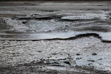 Kaldırımdaki çukur, altyapının başarısız olduğunu gösterir. Pathole yolda.