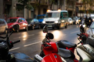 Barselona, İspanya - Nisan, 2019: Barselona'nın eski sokakları, Katalonya. Barselona'nın eski şehrinin merkezidir. Turistik yaşamın merkezi