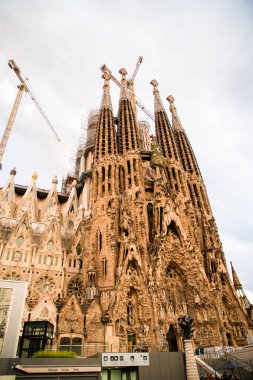 Barselona, İspanya - Nisan, 2019: Sagrada Familia'nın Doğuş Cephesi, Antoni Gaudi tarafından Barselona, Katalonya, İspanya'da tasarlanan en ikonik simgesel yapı